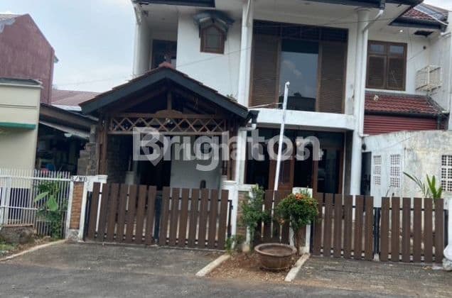 Rumah strategis dengan lingkungan yang asri , dekat stasiun MRT di Lebak Bulus Jakarta Selatan