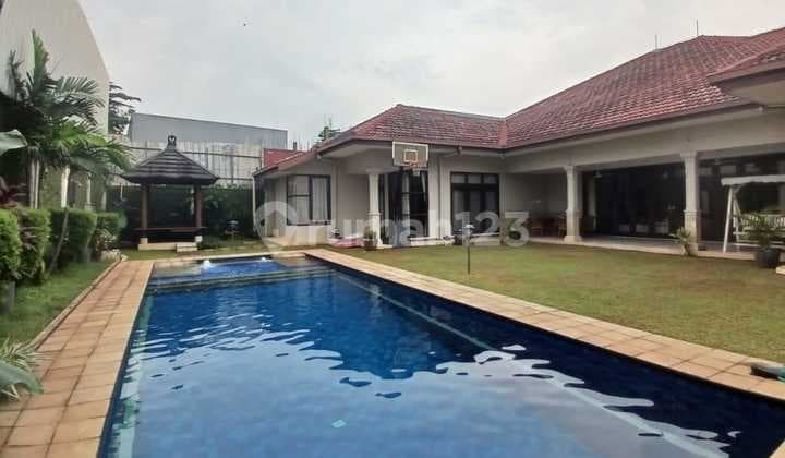 House for Sale Negotiable Once, Strategic Access Near Offices, Mall, Flood-Free in Gandaria, South Jakarta, Suitable for Living, Safe, Comfortable, Large Land, Swimming Pool.