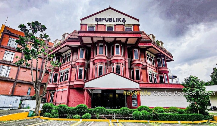 For Quick Sale: 4-Story Hook Building with Commercial Spaces, Spacious Parking for Up to 30 Cars, Prime Location in South Jakarta