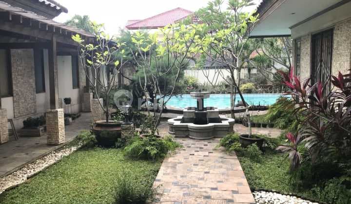 Rumah Mewah Dijual Murah, Nego, Jalan Raya, Hoek, Bangunan Bagus Minim Renovasi,7 Kamar, Garasi dan Parkir bisa 12 Mobil, Ada Kolam Renang, Akses Dekat Rumah Sakit, Mall Citos, MRT, Perkantoran, 500M Pintu Tol, Aman, Nyaman, Bebas Banjir di Cilandak Jakar
