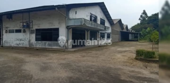 Warehouse For Sale Cheap Negotiable in Industrial Area, Corner, Main Road, 2Km From Toll, Front Width 150M2, Warehouse Building Minimal Renovation in Cikupa West Java