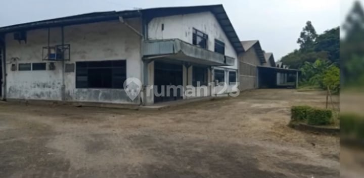 Warehouse For Sale Cheap Negotiable in Industrial Area, Corner, Main Road, 2Km From Toll, Front Width 150M2, Warehouse Building Minimal Renovation in Cikupa West Java
