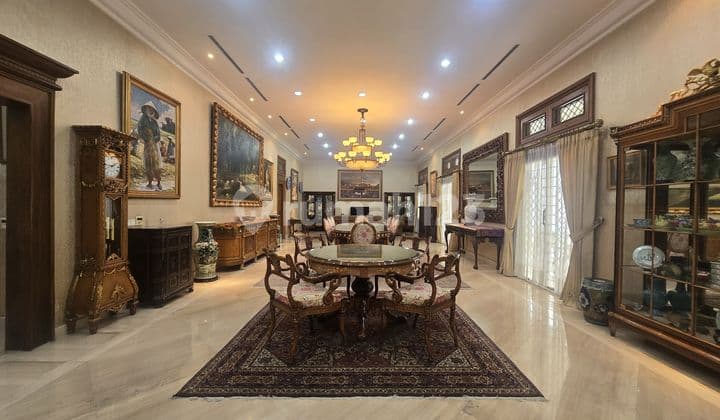Rumah Mewah Jual Murah Nego Siap Huni Banyak Kamar, Pool, Parkir Luas, Fasilitas Lengkap Lokasi di Simprug Golf Jakarta Selatan