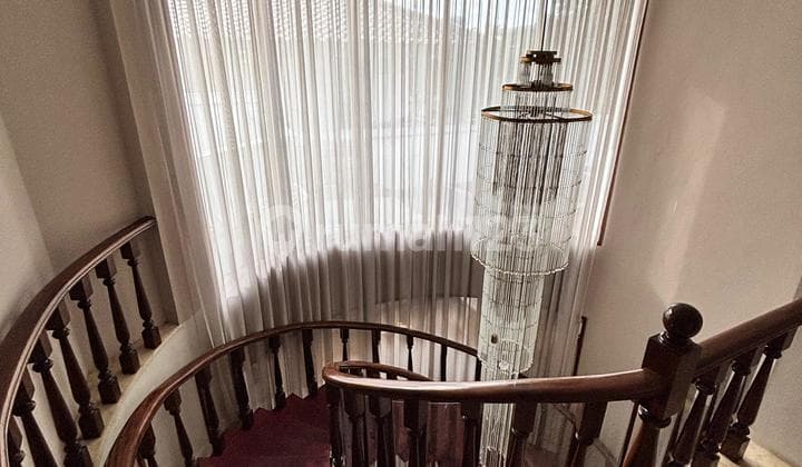 Dijual Cepat Rumah Harga NJOP Dikit Diatas Dilokasi Premium Hadap Utara Harga Miring Masih bisa Nego Tipis Akses Jalan Lebar Lebih 2 Mobil Rumah Lama Kondisi Bangunan Masih Kokoh Nyaman Aman Akses Dekat Mall di Pondok Indah Jakarta Selatan