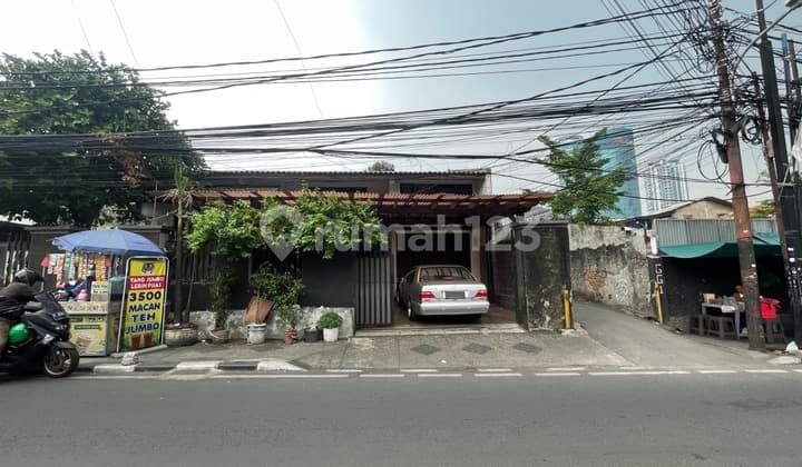 Rumah Luas di Tegal Parang, Mampang Bagus untuk Investasi