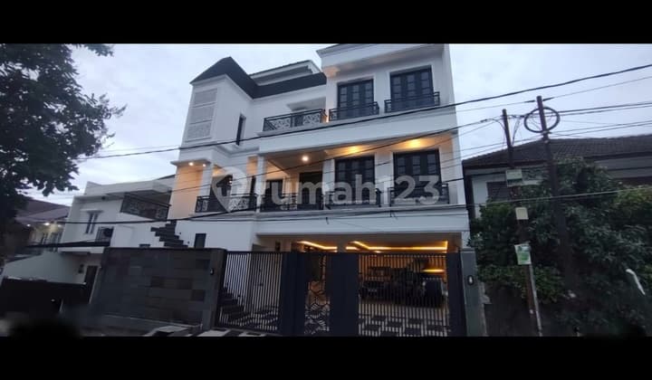 Dijual Rumah Baru 4 Lantai Private Lift Mewah di Kebayoran Baru