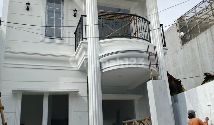 Rumah American Classik di Bintara