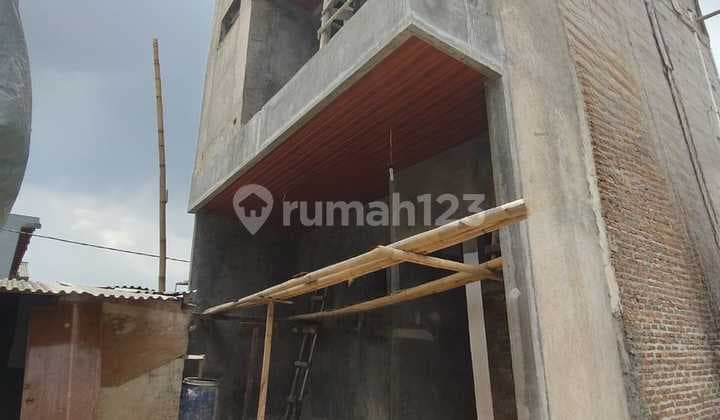 Ready-to-Occupy 2-Story Modern House in Mini Cluster Near Bogor Highway, Cijantung, East Jakarta
