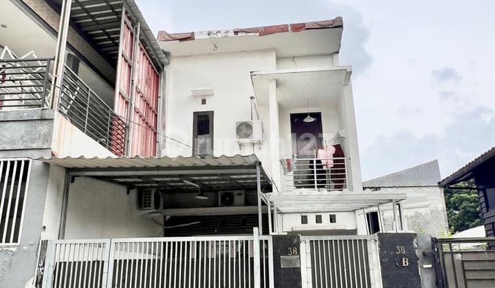 Rumah Secondary 2 Lantai Dalam Komplek Tanah Luas Dekat Stasiun di Pejaten