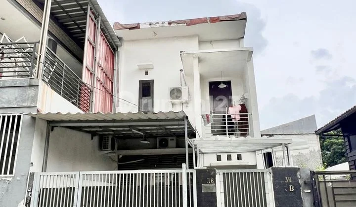 Rumah Secondary 2 Lantai Dalam Komplek Tanah Luas Dekat Stasiun di Pejaten
