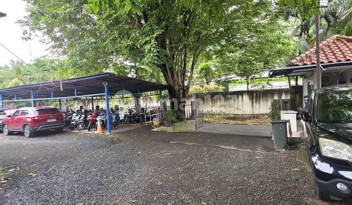 Simprug Garden Land for Sale. Prime Area Close to Senayan, Pakubuwono, Simprug, and Permata Hijau. Land Area 1,330 Square Meters, Width Approximately 35 Meters. Quiet Area, Two-Car Road, Currently Used as Car Parking. Certificate of Ownership Available, Price IDR 40 Million per Square Meter.