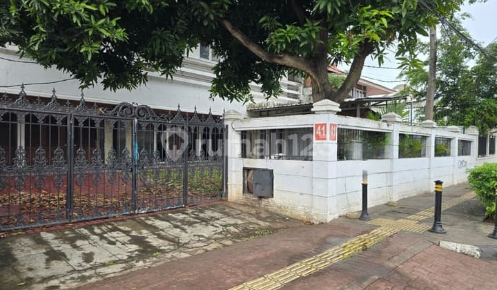 For Rent Rumah Usaha Di Area Hang Tuah Kebayoran Baru Jakarta Selatan Shmluas Tanah : 627m²luas Bangunan : 625m²2 Lantaikamar Tidur : 11kamar Mandi : 4listrik : 16.500wattair Tanahparkir 8 - 10 Mobilharga 1.5 M /thn Negomin Sewa 1 Tahundeposit : 25jt