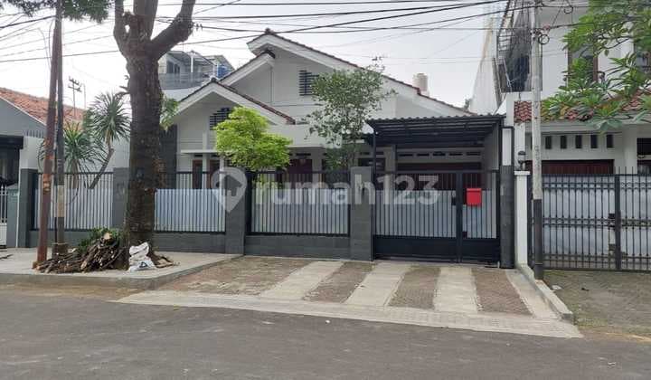 Disewa Rumah Area Pakubuwono Jl. Dempo Kebayoran Baru Jakarta Selatan Shm Luas Tanah :250 M²luas Bangunan : 200 Mkamar Tidur: 3+1 (art)kamar Mandi: 2+1 (art)taman Depan & Belakanggarasi & Carport: 1+1ruang Tamu, Keluarga Dan Ruang Makan, Dapur Kering, Dap