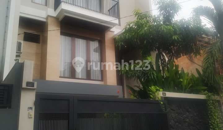Disewa Rumah Bagus Siap Huni di Pondok Indah Jakarta Selatan Belakang Pim 2Shm Luas Tanah : 160M²Luas Bangunan : 385Mbangunan: 3 Lantaikamar Tidur: 3+1Maid Kamar Mandi: 3+1Maidgarasi & Carport :2+1Listrik: 7700Wattair: Sumur & Pamsemi Furnish Sudah Termas