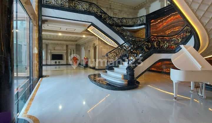 Di Jual Luxurious House Classic For Sale.di Pondok Indah Sekolah Kencanashm, Imbharga Rp.120m Nego Sampai Jadi*detail :*bangunan 3 Lantailt.1025 M²lb. 2700 M²6 Kt Ensuit3 Kt.art.lift 2 Unitswimming Poolrooftopruangan Saunaruangan Olahragar. Entertainment