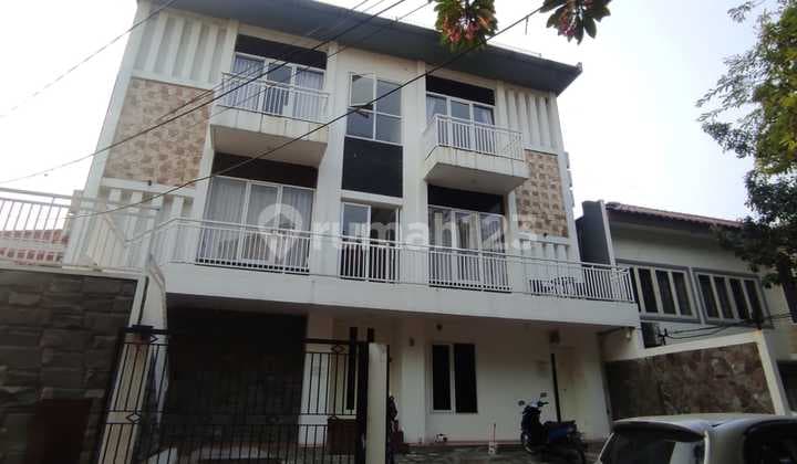 Di Jual Kos Kosan Mewah dan Eksklusif di Blok M Jakarta Selatan Luas Tanah: 243 M²Luas Bangunan : 600 M²Kamar 26Kamar Mandi 26Shm On Handharga Kamar 2.9-3.3 Jt/Blnokupansi 100%Harga 18 M