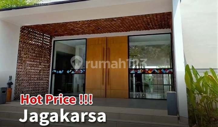 Commercial Building for Sale Below Market Price in Jagakarsa, South Jakarta
Land Area: 3,285 m²
Total Building Area: 1,589 m²
Office Building with Luxurious Design (2 Floors)
Area: 360 m²
Facilities:
Lounge
2 Work Rooms
Open Working Space Capacity for 15 People
3 Meeting Rooms