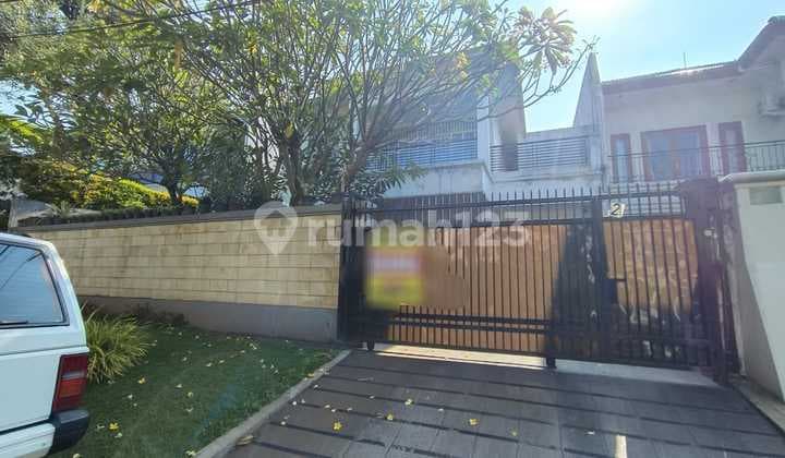 Di Jual Rumah di Pondok Indah Jakarta Selatanshmlt : 412Lb : 250Kt : 5Km : 3Kt Art : 2Km Art : 1Dapur : 2Carport : Adagarasi : bisa 2 Mblhadap : Timurharga Jual : 25 M