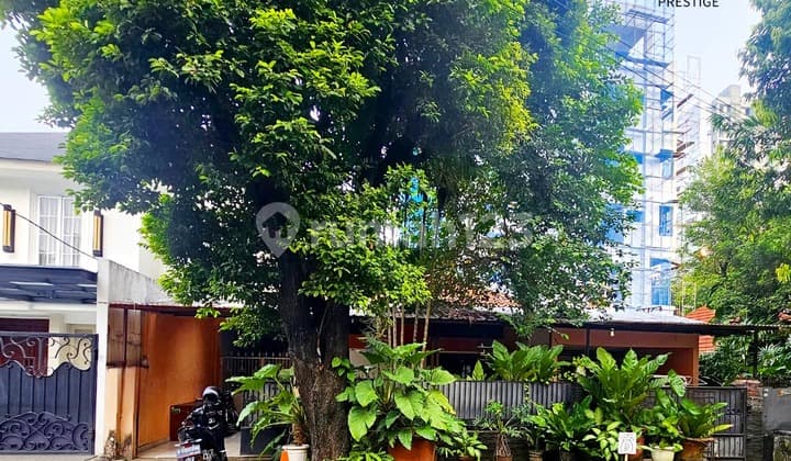 For Quick Sale! Price Reduced Again!! Selling at a Loss! Old House for Sale, Land Included, in Gandaria Complex, Kebayoran Baru, South Jakarta.
Land Area: 272 m², Physical Area: 300 m²
Building Area: 150 m²
Dimensions: 15×20
1 Floor
4 Bedrooms
2 Bathrooms
1 Garage
2 Carports
Price: 12.9 Billion Nett