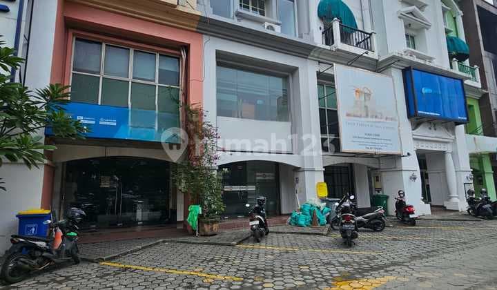 Di Jual Ruko Siap Pakai Ada Lift Dalam Komplek Plaza 5 Pondok Indahjl. Margaguna Rayakebayoran Baru Jakselluas Tanah: 85m²luas Bangunan: 370mdimensi: 5x17bangunan: 4 Lt + Besmenada Liftlistrik: 22.000 Watttoilet: 3air: Tanah & Pdamparkir Carpot+besmen : 1