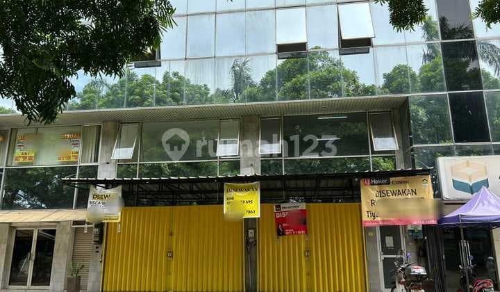 Di Sewakan Ruko Gandeng Di Bona Indah Plaza Cilandak Jakarta Selatan Shmluas Tanah 205 M²luas Bangunan -+570 M²lantai 3kamar Mandi 5 Pxl 10×20.5listrik 22.000 Dan 16.500 Wattharga Sewa 330 Jt/untuk 2 Ruko Nego Min 2 Tahunsudah Ada Kantor Bank Bca , Mandir