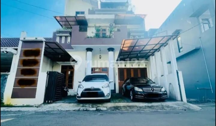 Rumah 3 Lantai Dalam Perumahan Seturan Yogyakarta