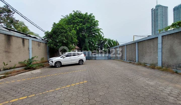 GEDUNG KANTOR DI PURI INDAH, 915 M2, 2 LANTAI, PARKIR LUAS, DEKAT PINTU TOL