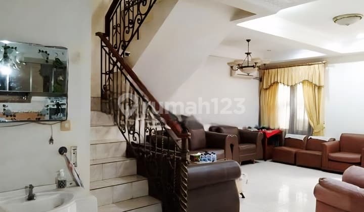 Rumah Puri Indah Dekat Permata Buana, 3 Lantai, Murah, 360 M2, Hadap Selatan, Semi Furnish
