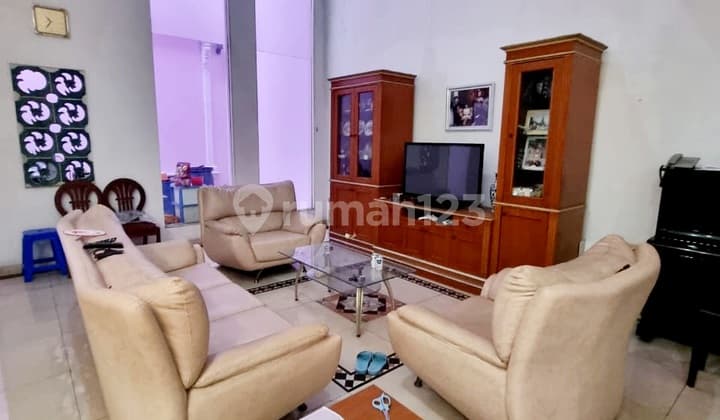 Rumah Pik Walet, Dekat Grisenda, 225 M2, Hadap Selatan, Siap Pakai