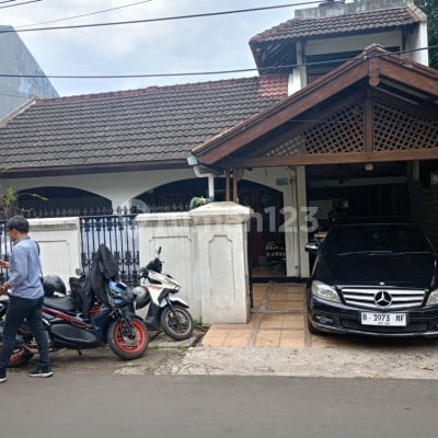 di Selangkah ke pondok indah dan gandaria. Jalan Praja Dalam G No. 6 RT. 003/05 d/h. Jl Darma Putra II Kav DKI No. 64, Kel. Kebayoran Lama Selatan, Kec. Kebayoran Lama, Kota Jakarta Selatan, Kebayoran Lama