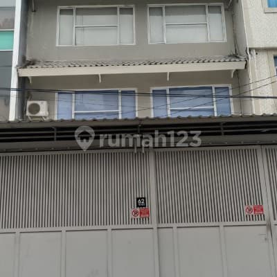 Di Rumah Cocok Hunian dan Kost. Jl. Ketapang Utara I No. 62 Rt. 09/Rw. 07), Kel. Krukut, Kec. Taman Sari, Kota Administrasi Jakarta Barat, Gajah Mada