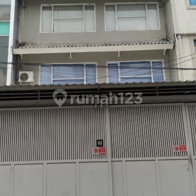 Di Rumah Cocok Hunian dan Kost. Jl. Ketapang Utara I No. 62 Rt. 09/Rw. 07), Kel. Krukut, Kec. Taman Sari, Kota Administrasi Jakarta Barat, Gajah Mada