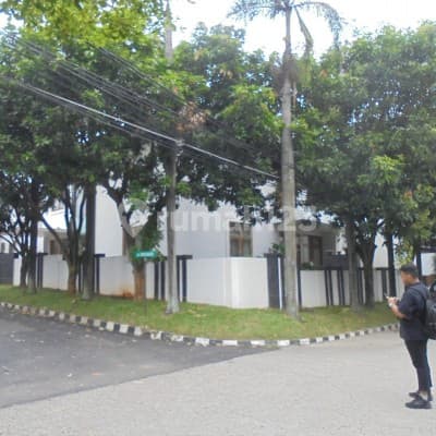 Di Rumah Minimalis Mewah Ada Swimming Pool, Seberang Jalan Kfc, Superindo Cinere Raya. Jalan Ikan Mas Blok K No. 72, Kelurahan Cinere, Kecamatan Cinere, Kota Depok, Cinere