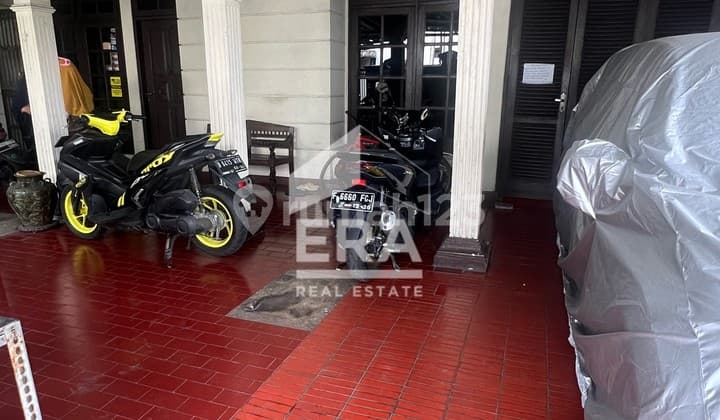 Cocok buat investasi. Rumah keluarga plus kos2 an. di tengah pusat jakarta pejompongan. wilayah sekitar kos an semua