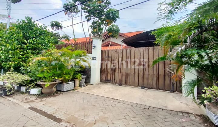 di Rumah Asri dengan tanah Luas. Jl. Barata Jaya XXI No. 1H, Kel. Baratajaya, Kec. Gubeng, Kota Surabaya, Gubeng