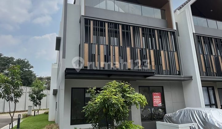 Rumah Brand New 3 Lantai Ada Attic Room With Panoramic View, Posisi Hook Bs Muat Parkiran Up To 6 Mobil di Cluster Strozzi Gading Serpong