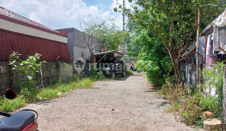 Translation: For Sale Land with Warehouse Bonus in East Jakarta Near Toll Access