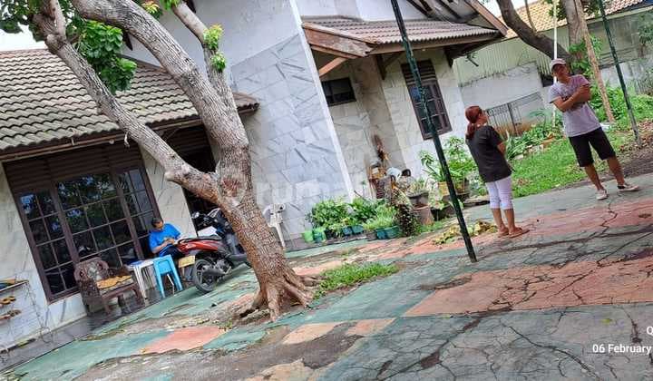 2-Story House Needs Renovation Unfurnished SHM on Jl Gempol Raya Gang Daman, East Jakarta