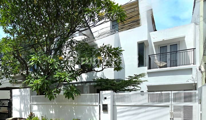 Ready-to-Occupy House in Kebayoran Baru, Wide Road, Shady, South-Facing