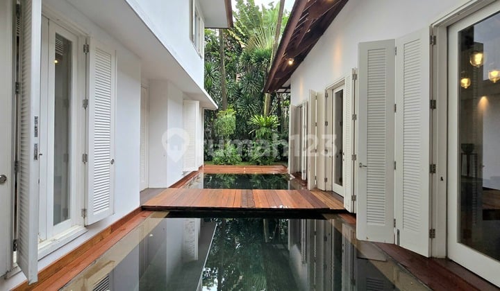 Rumah Mewah Furnished Sangat Terawat Jalan Lebar Rindang