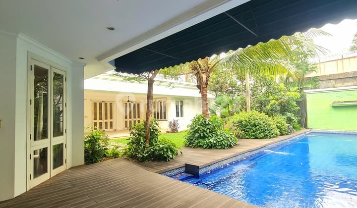 Kebayoran Baru House Facing a Quiet Park Area