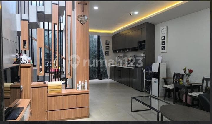 For Rent: Grand Wisata 2-Story Fully Furnished House Ready to Occupy, 4 Bedrooms, 20 Meters from IPEKA and Al Azhar Schools, Direct Access to Tambun Toll Road, Grand Wisata Bekasi.