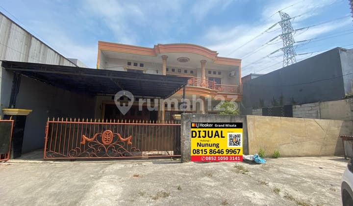 Dijual Rumah 2 Lantai Jalan Raya Cut Mutia Luas 645 M2, Bisa Dijadikan Tempat Tinggal, Usaha, Kantor Atau Gudang Parkir Luas M Hanya 2 Km Menuju Tol Bekasi Barat