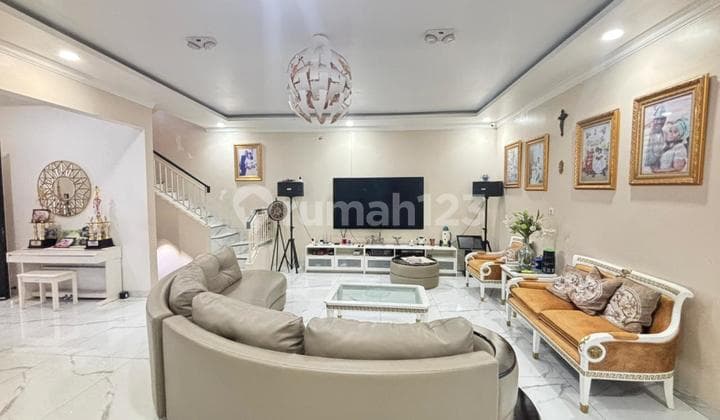 Dijual Rumah Boulevard 3 Lantai, Luas Tanah 200M2, Kamar 4+1, SHM, Full Furnished, bisa KPR, Hanya 100M Dari Mall Living World Grand Wisata Bekasi