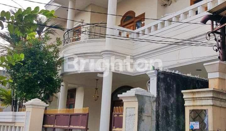 RUMAH MEGAH DENGAN BANYAK KAMAR GAYA CLASSIC EROPA