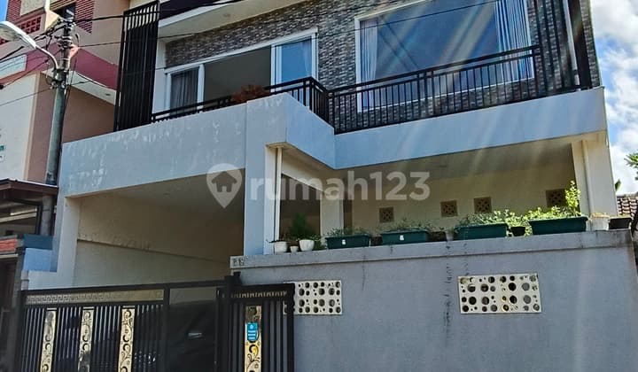 Rumah Siap Huni Fully Renovasi Kualitas Premium dengan Rooftop di Perumahan