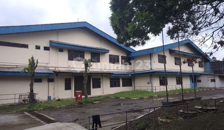Warehouse for Rent in Narogong, Bekasi 6,165m² on Jl Raya, container accessible.