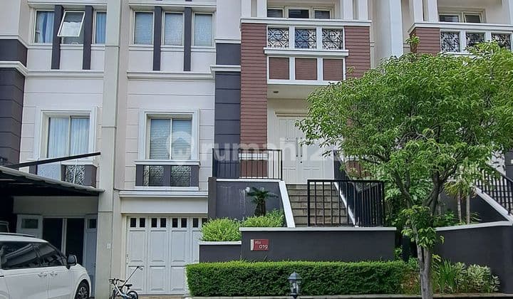 The Villas MOI Kelapa Gading 3-story house 9x17 facing South