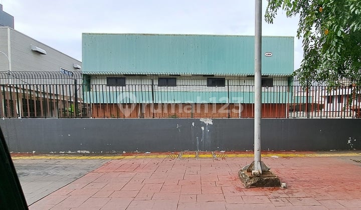 Dss Warehouse Nop Price South Sunter Lake 2,275m² Facing Lake