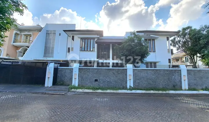 Rumah Hoek Villa Gading Indah Kolam Renang Hadap Utara Timur